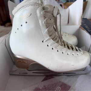 Chorus Women’s White Figure Ice Skates with Gold Accent
